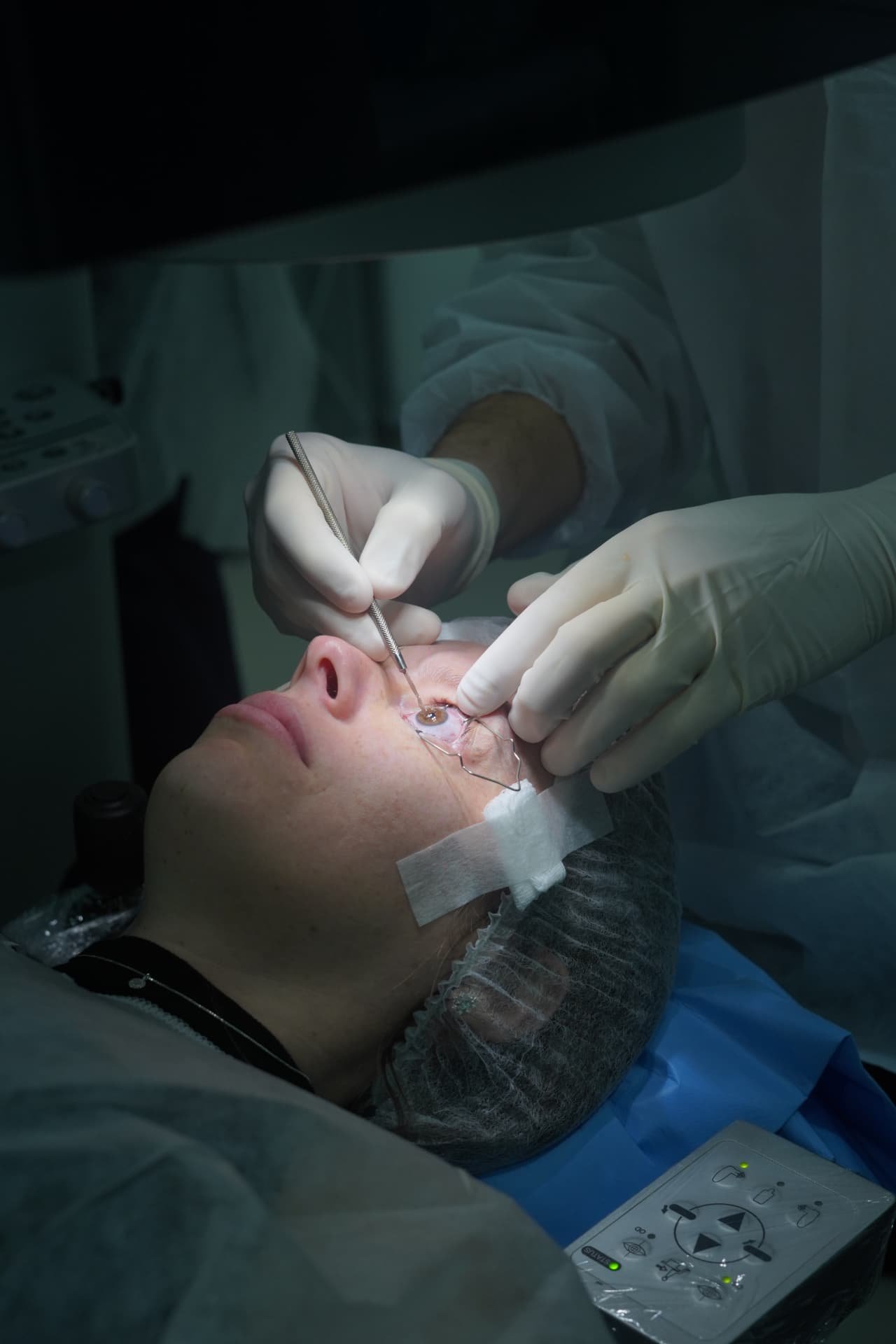 Dr. Filipe Gasparin realizando procedimento oftalmológico em centro cirúrgico