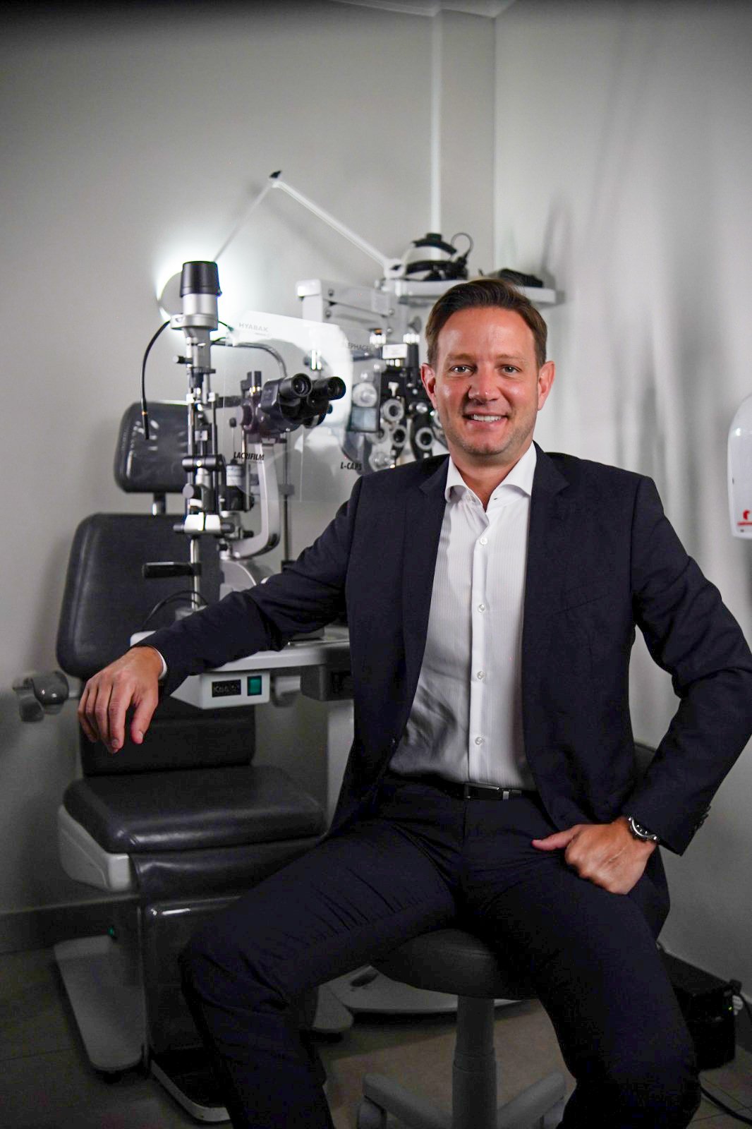 Dr. Filipe Gasparin em seu consultório de oftalmologia em Uberlândia